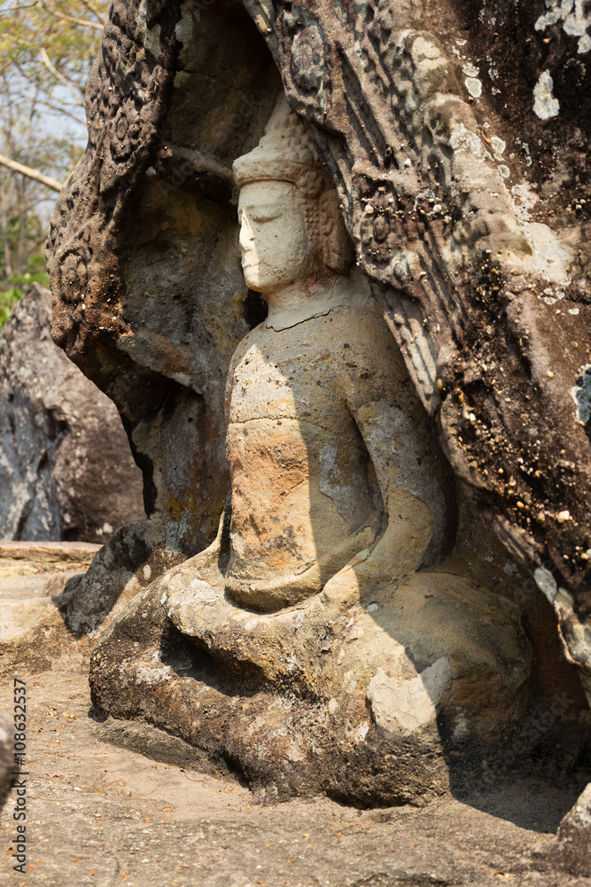 Alte Buddhistische Figur im Felsen