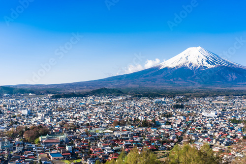 Obraz na płótnie 富士山と富士吉田の街並み w salonie