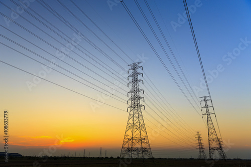 送電線の鉄塔と夕焼け