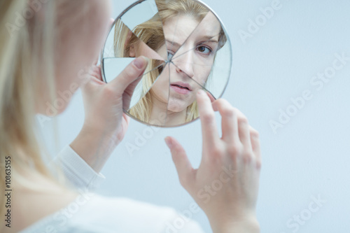 Obraz na plátne Lost herself in everyday difficulties