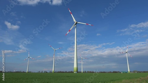 Wallpaper Mural Windräder stehen auf einem Feld, drehen sich und produzieren Strom Torontodigital.ca
