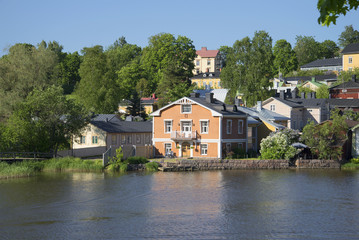 Acrylglasbilder Stadt am Wasser Uferpromenade von Porvoo im Sommer  © sikaraha