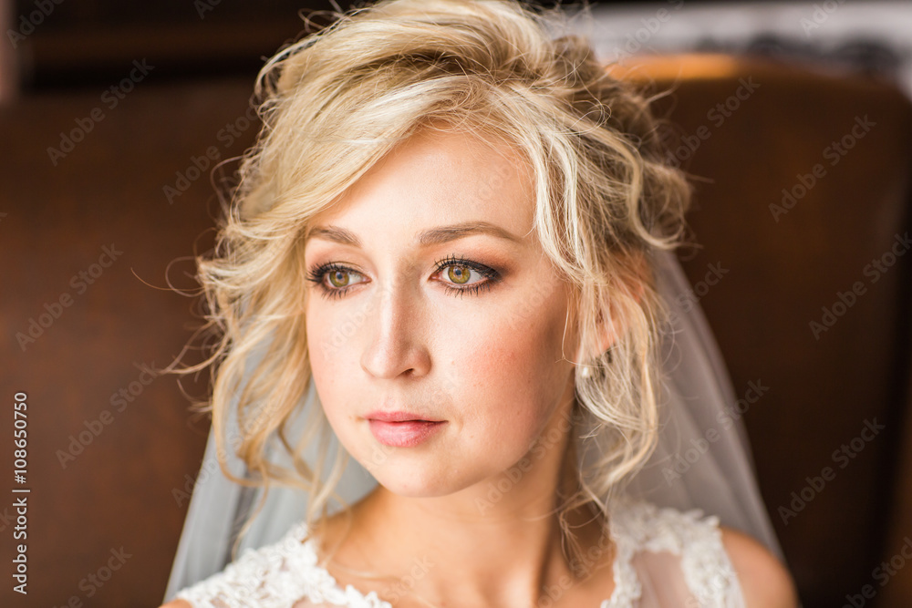 Close-up portrait of a beautiful bride smiling.