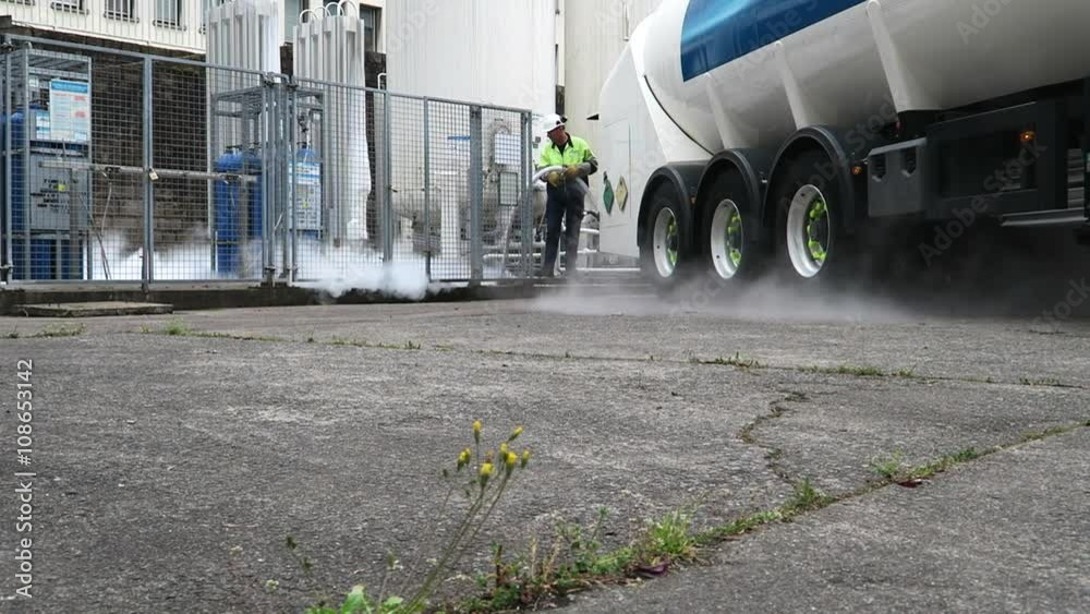 Station de remplissage air liquide avec un homme et son camion
