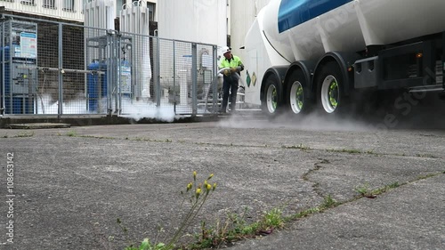 Station de remplissage air liquide avec un homme et son camion
