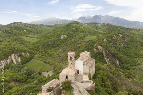Foto Vista della Chiesa di San Pietro, Roccascalegna, Abruzzo, Italia