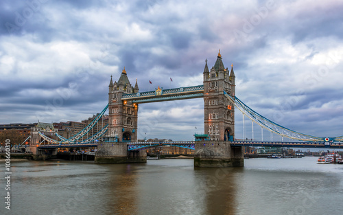 Tower Bridge in London am Nachmittag mit bew  lktem Himmel