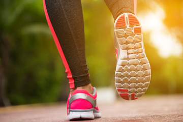 Sierkussen Joggen Hardloopschoenen in zonlicht zomerpark  © photopixel