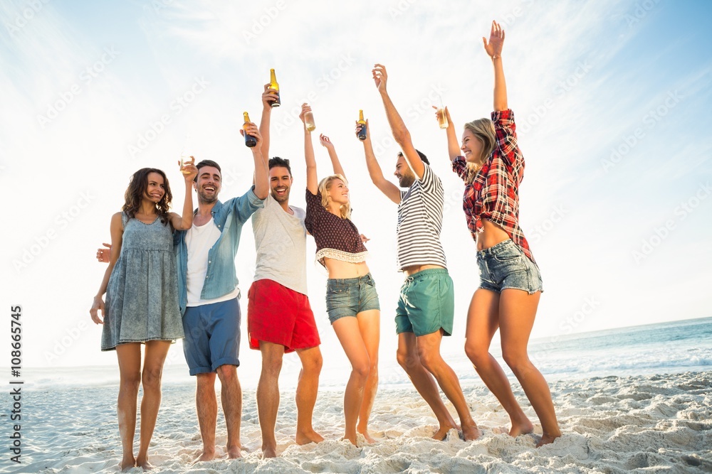 Obraz premium Friends toasting on the beach