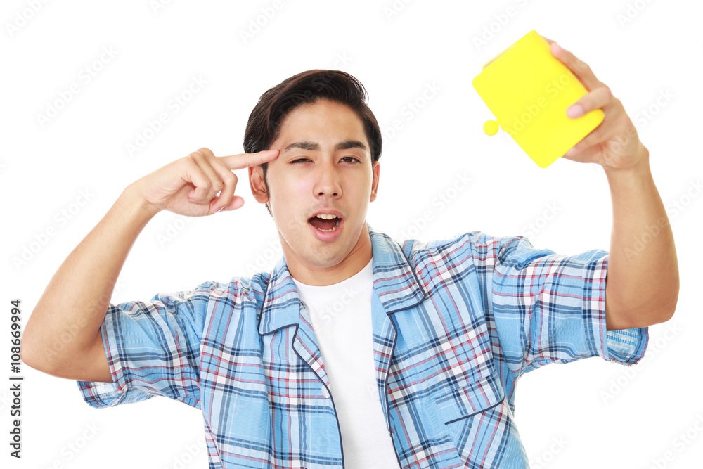財布を持つ男性