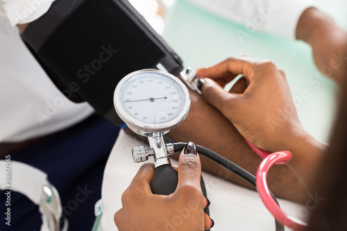 Quadro su tela Doctor Measuring Patients Blood Pressure
