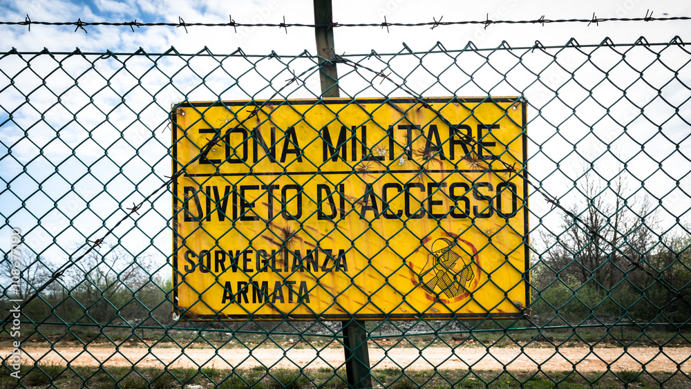 Sign that reads in Italian 