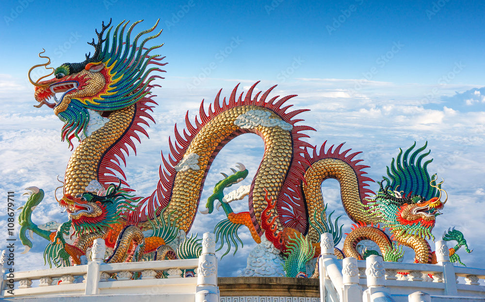 Obraz premium Colorful dragon statue with blue sky and clouds on heaven