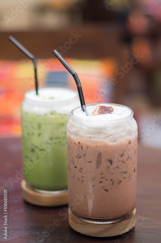 Green tea and iced chocolate on wood table.