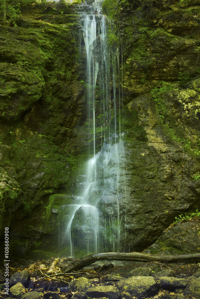 Fototapeta premium Waterfall of the Blackledge River in Glastonbury, Connecticut.