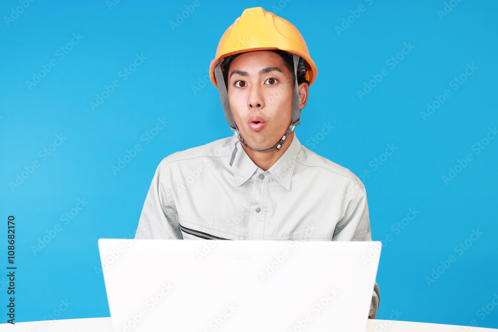 驚いた表情の作業員