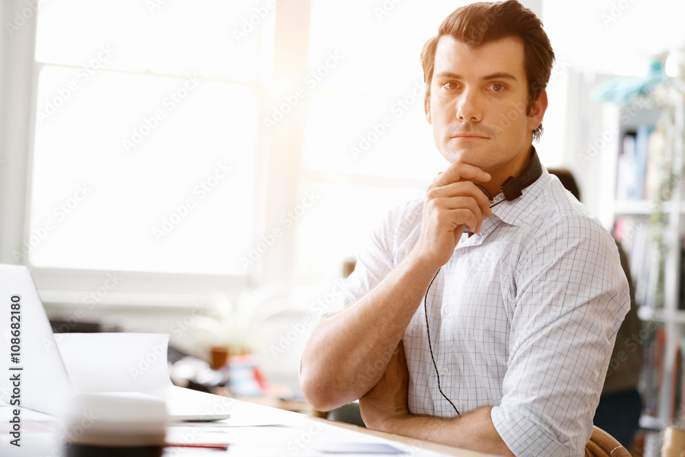 Naklejka premium Young businessman in office