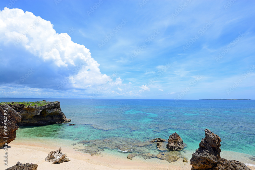 沖縄の青い海と爽やかな空