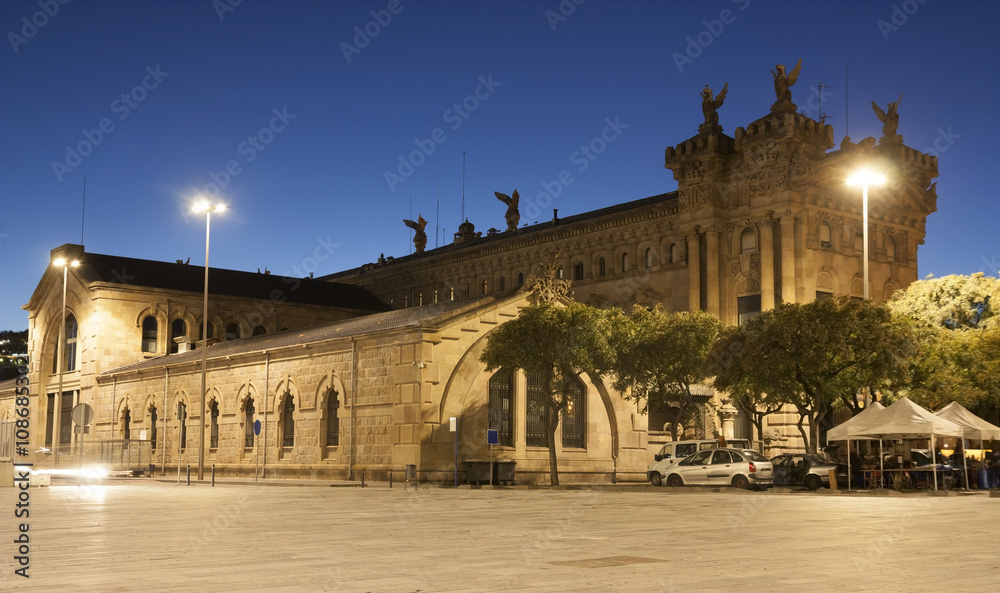 Naklejka premium public building in Barcelona at night
