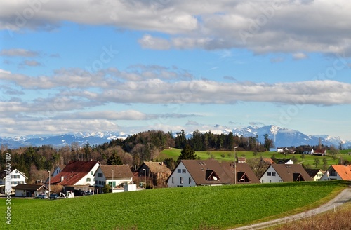 Einsiedlerstrasse der Gemeinde Horgen am Zürichsee, mit schneebedeckten Schweizer Bergen im Hintergrund, Schweiz