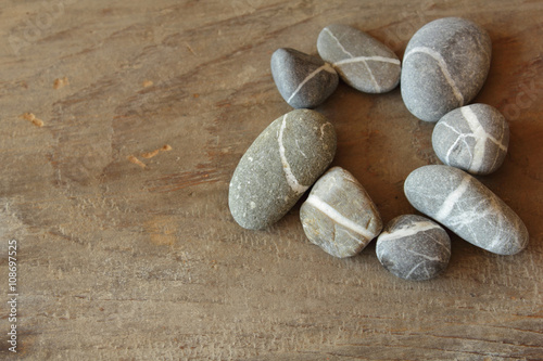 Wallpaper Mural Steinkreis auf  Holztisch Torontodigital.ca