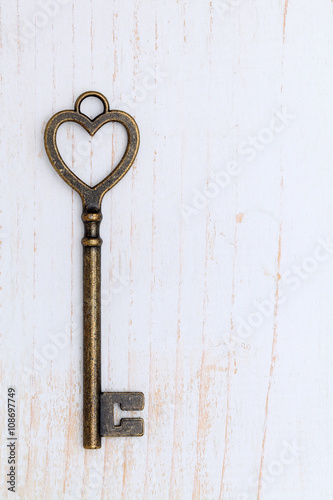 ハート型の鍵 © akiyoko