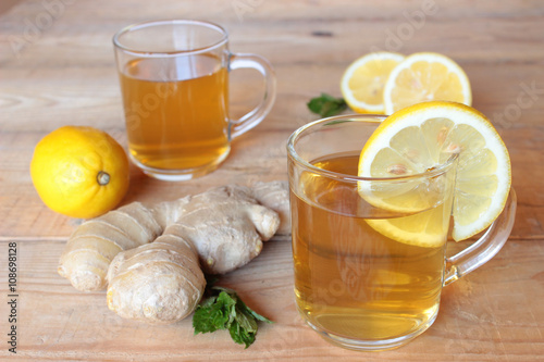 Tee, Zitronen, Ingwer, Minze auf Holztisch, Alternativmedizin
