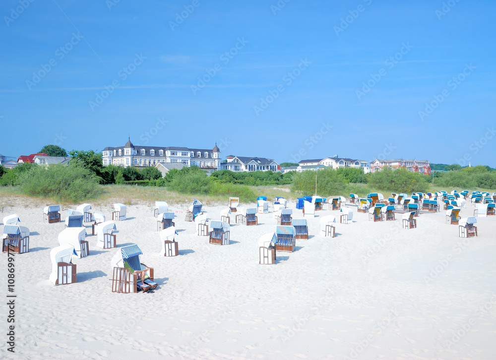 am Strand im Kaiserbad Ahlbeck auf der Insel Usedom in Mecklenburg-Vorpommern,Ostsee,Deutschland am Strand im Kaiserbad Ahlbeck auf der Insel Usedom in Mecklenburg-Vorpommern,Ostsee,Deutschland