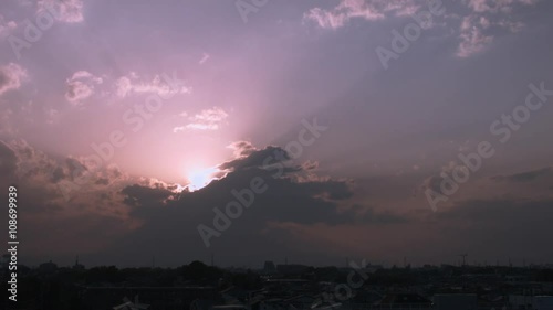 東京　夕景　タイムラプス　雲に入る太陽