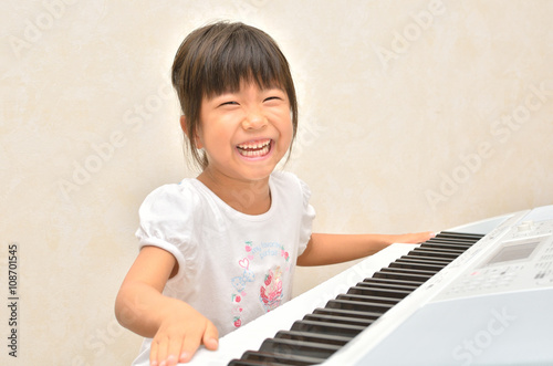ピアノを弾く女の子