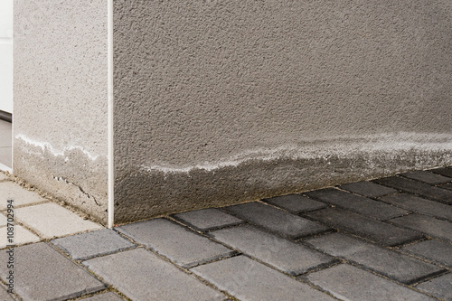 Pfusch am Bau – Aufsteigende Feuchtigkeit und Ausblühungen am Sockel eines Neubaus