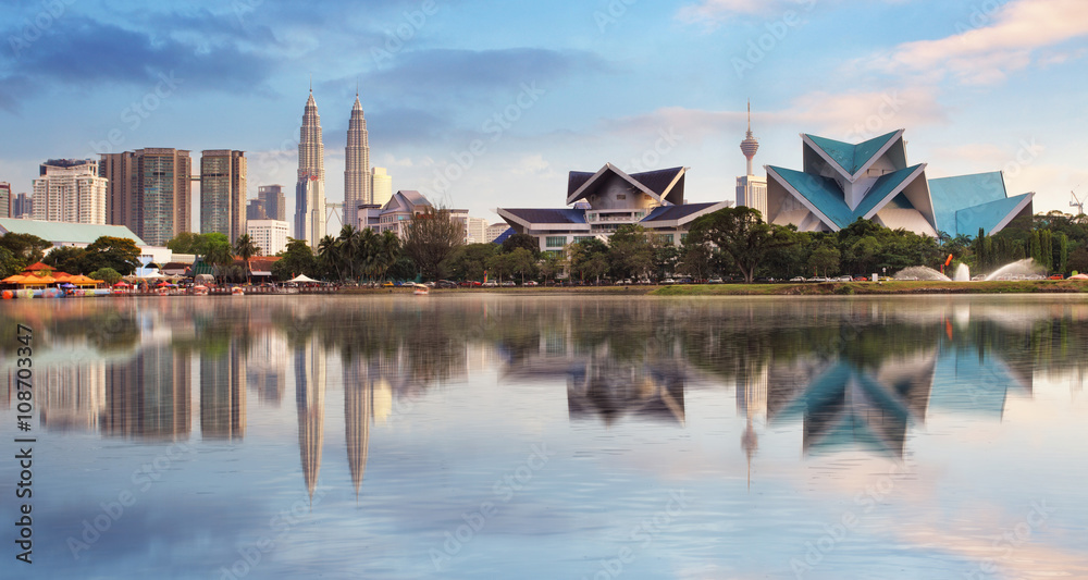 Fototapeta premium Kuala Lumpur, Malaysia skyline at Titiwangsa Park.