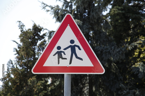 Vorsicht spielende Kinder Schild