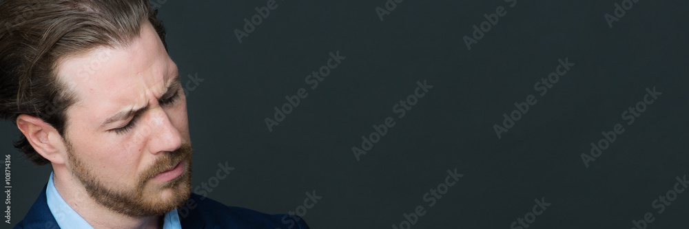 Obraz premium depressiver junger mann