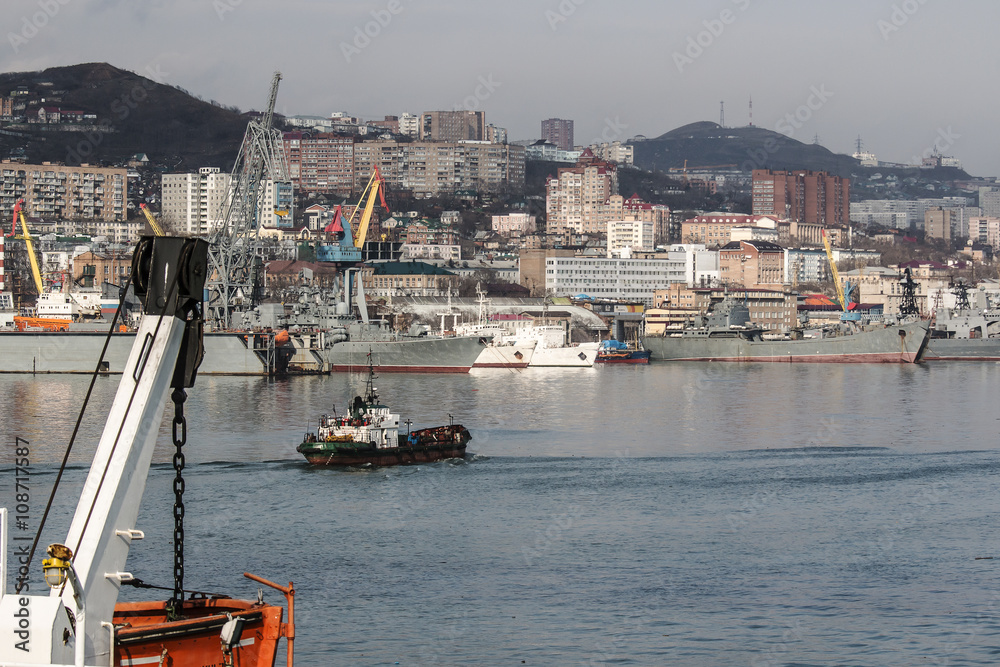 Naklejka premium tugboat sails on the Bay in the port of Vladivostok