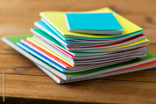 Fotografi close up of notebooks on wooden table