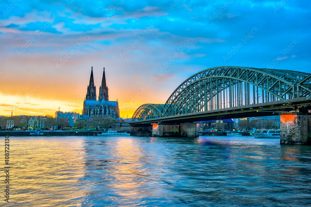 Fototapeta premium Cologne Cathedral with Hohenzollern Bridge in Cologne, Germany