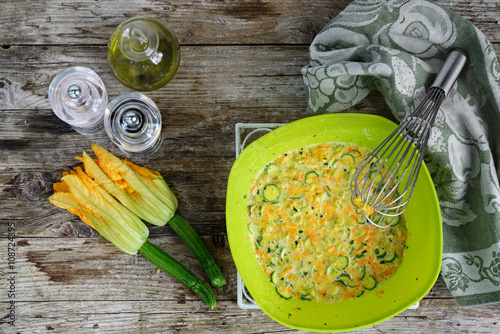 preparazione frittata con zucchine novelle