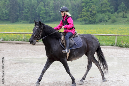 Mädchen trainiert mit Pferd © rupbilder