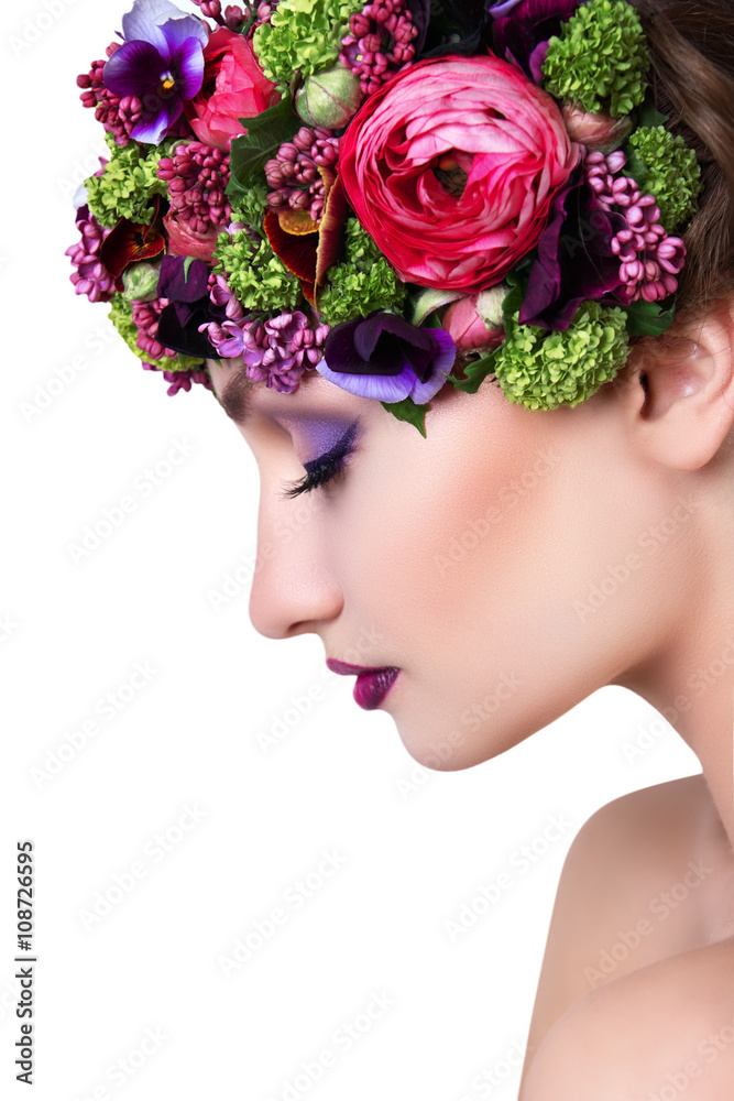Девушка в венке из живых цветов