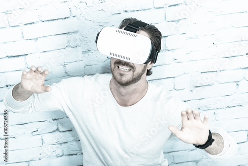 mann spielt voller spannung mit der virtual reality brille photo