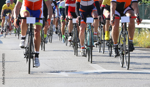 Fotografía racing bikes led by cyclists during the road race