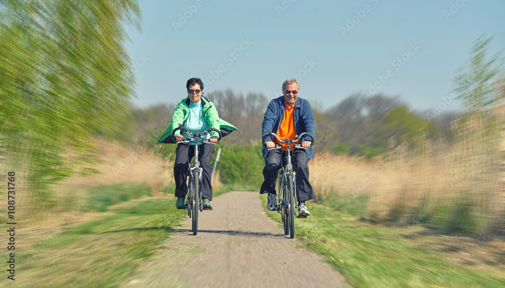 älteres Seniorenpaar beim Radfahren älteres Seniorenpaar beim Radfahren