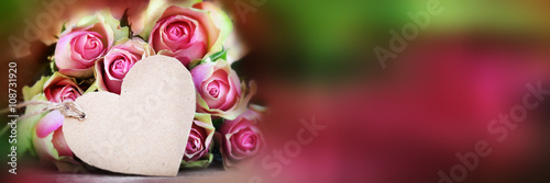 Bouquet of roses with a greeting card_001