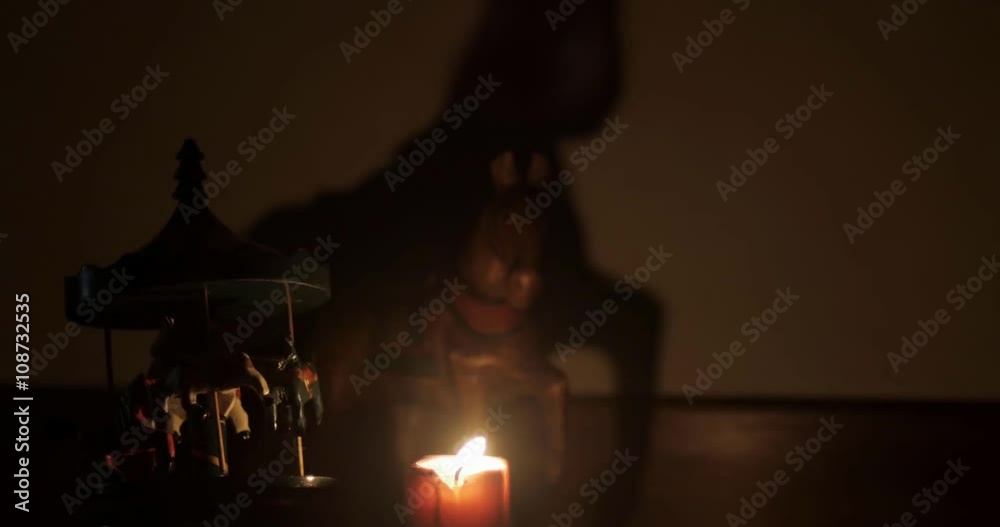 4k antico carillon e cavallo di legno che proietta ombra da fiamma di candela