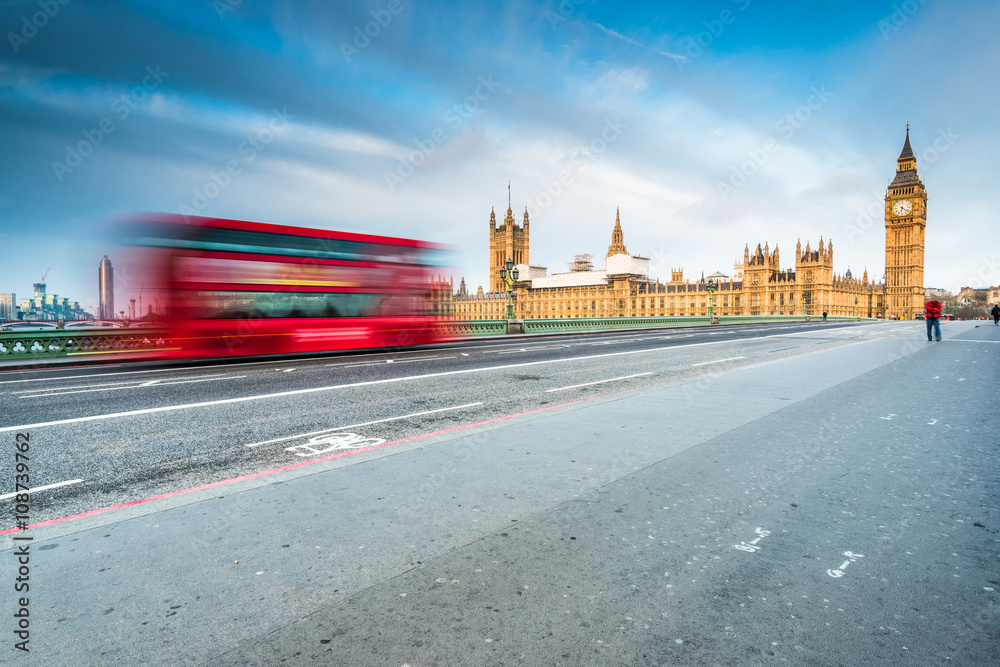 Obraz premium Blured iconic bus and Big Ben in London
