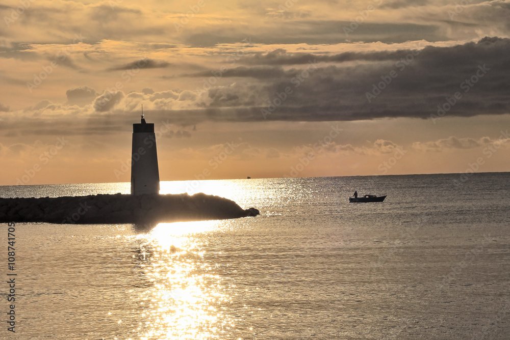 Phare au port de Villeneuve-Loubet Phare au port de Villeneuve-Loubet