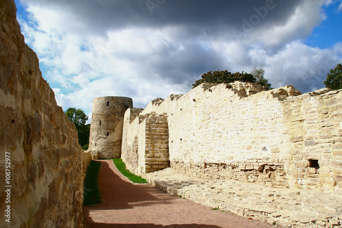 Φωτογραφία Tower and walls of the ancient castle