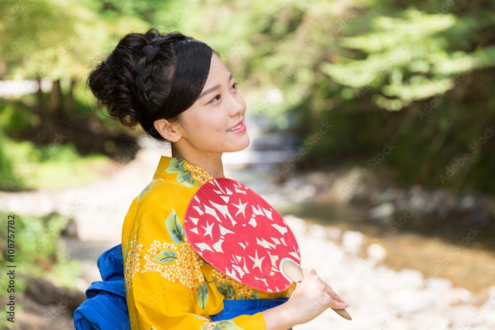 浴衣を着た女性