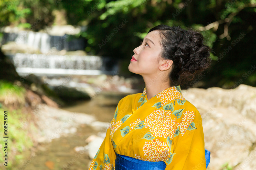 浴衣を着た女性